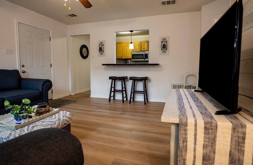 Austin House | Dripping Springs area Guesthouse Bungalow