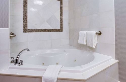 O'Fallon Hotel | Drury Inn & Suites St. Louis O'Fallon, IL