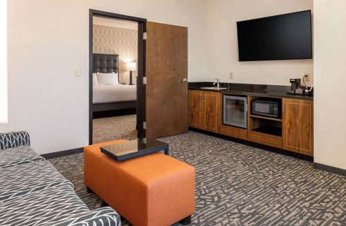 Central Arlington Hotel | Drury Plaza Hotel Dallas Arlington