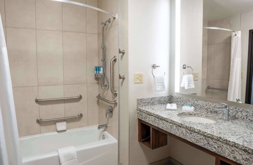 Central Arlington Hotel | Drury Plaza Hotel Dallas Arlington