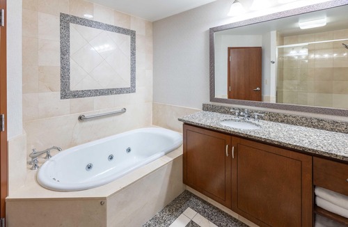 Chesterfield Hotel | Drury Plaza Hotel St. Louis Chesterfield