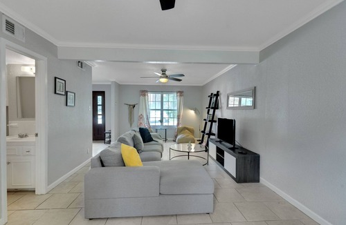 Riverside House | DT 7mins - Firepit + BBQ - FamilyFriendly - RokuTV - UT/DKR Stadium 7 min