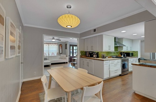 Riverside House | DT 7mins - Firepit + BBQ - FamilyFriendly - RokuTV - UT/DKR Stadium 7 min