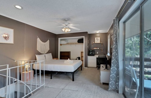 Riverside House | DT 7mins - Firepit + BBQ - FamilyFriendly - RokuTV - UT/DKR Stadium 7 min