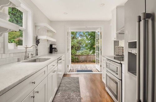 West Bellevue House | DT Bellevue Hidden Gem With a View & AC