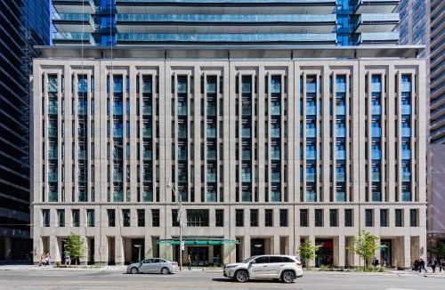 Bay Cloverhill Apartment | DT Cozy 1B1B with Den near UofT and Bay St