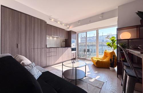 Bay Cloverhill Apartment | DT Cozy 1B1B with Den near UofT and Bay St