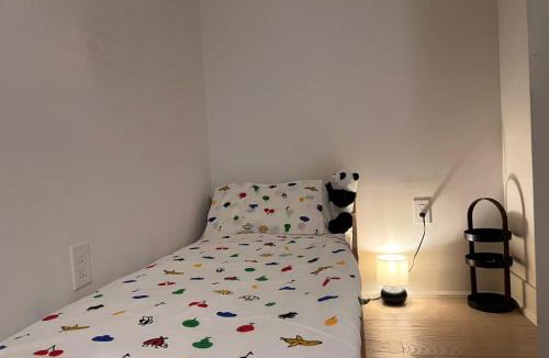 Bay Cloverhill Apartment | DT Cozy 1B1B with Den near UofT and Bay St