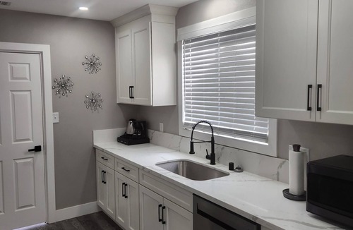 Lodi House | DT lodi 2 bedroom cottage with tranquil backyard