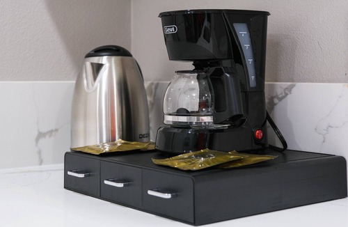 Lodi House | DT lodi 2 bedroom cottage with tranquil backyard