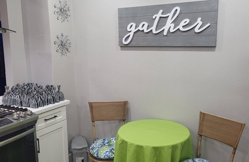 Lodi House | DT lodi 2 bedroom cottage with tranquil backyard