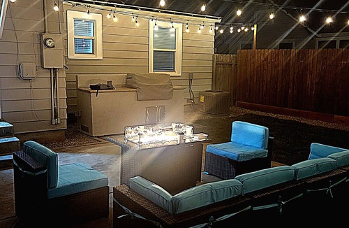 Lodi House | DT lodi 2 bedroom cottage with tranquil backyard