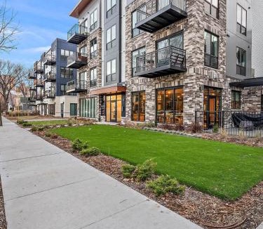 St. Anthony West Apartment | DT, UMN, Lux 2BD Gym, Rooftop, Free Street Parking