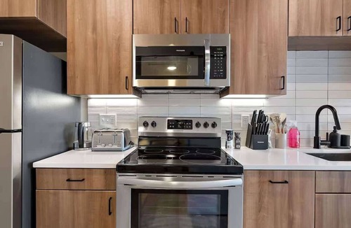 St. Anthony West Apartment | DT, UMN, New 1BD GYM, Rooftop, Free Parking
