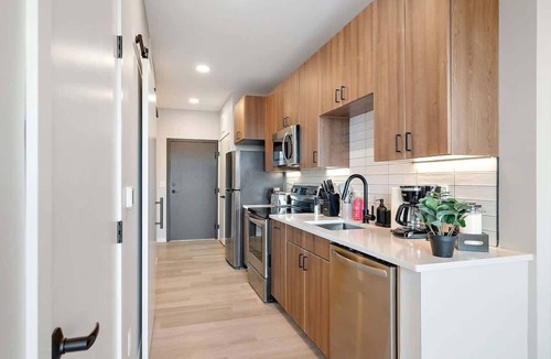 St. Anthony West Apartment | DT, UMN, New 1BD GYM, Rooftop, Free Parking