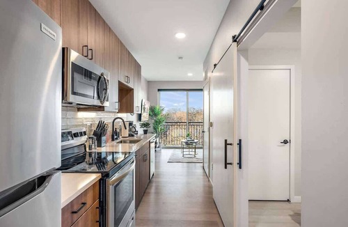 St. Anthony West Apartment | DT, UMN, New 1BD GYM, Rooftop, Free Parking