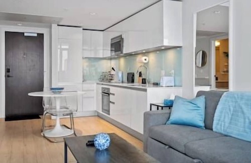 Beltline Apartment | DT Views | AC | Pullout Couch | Mins to Saddledome