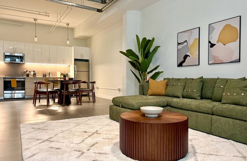 Historic Core Apartment | DTLA 2BR Loft w/Hot Tub & Rooftop Pool