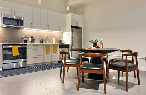 Historic Core Apartment | DTLA 2BR Loft w/Hot Tub & Rooftop Pool