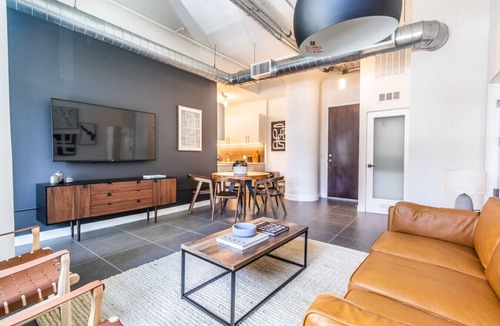 Historic Core Apartment | DTLA 2BR | Rooftop Jacuzzi & Sunset Views!