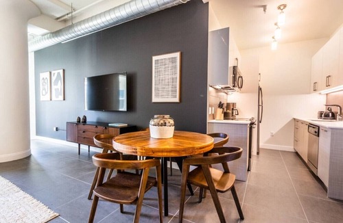 Historic Core Apartment | DTLA 2BR | Rooftop Jacuzzi & Sunset Views!