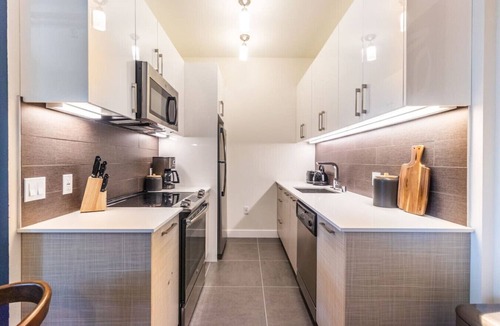 Historic Core Apartment | DTLA 2BR | Rooftop Jacuzzi & Sunset Views!