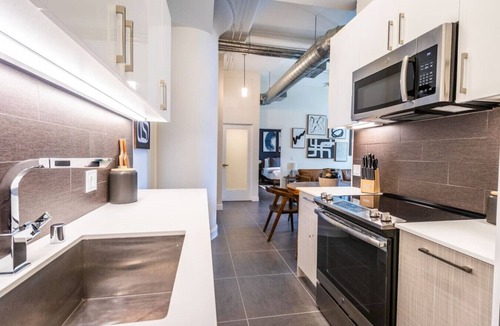 Historic Core Apartment | DTLA 2BR | Rooftop Jacuzzi & Sunset Views!