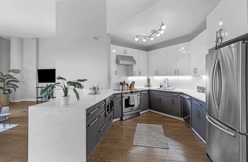 The Loop Apartment | DTown Penthouse 2bd +Parking, Gym, Pvt Patio, Pool
