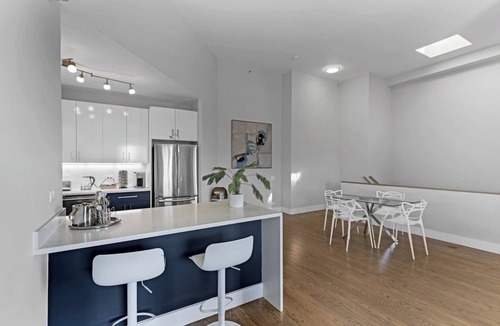 The Loop Apartment | DTown Penthouse 2bd +Parking, Gym, Pvt Patio, Pool