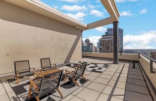 The Loop Apartment | DTown Penthouse 2bd +Parking, Gym, Pvt Patio, Pool