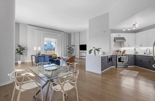 Printers Row Apartment | DTown Penthouse - 4bd/4ba (+Parking + Gym)