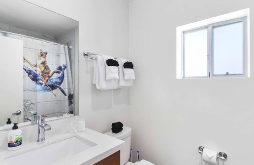 Roosevelt Condo | DTPH Modern Designer Studio - Pool & Parking -