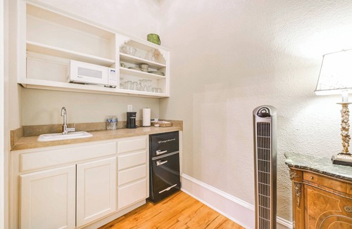 Decatur Apartment | Dtwn Decatur Apt: Walk to Restaurants & Shops
