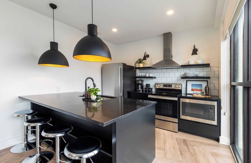 Historic Edgefield Cottage | Dual Bachelor Pads w/Rooftop Lounge & Games Sleeps 26 5 Min to Broadway