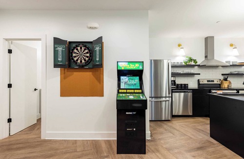 Historic Edgefield Cottage | Dual Bachelor Pads w/Rooftop Lounge & Games Sleeps 26 5 Min to Broadway