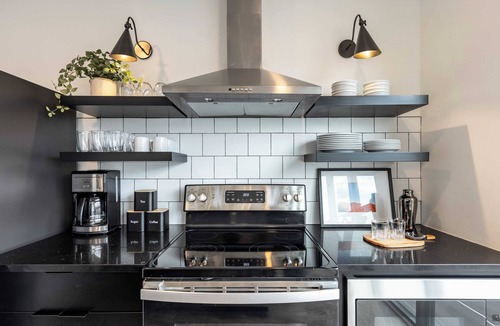 Historic Edgefield Cottage | Dual Bachelor Pads w/Rooftop Lounge & Games Sleeps 26 5 Min to Broadway