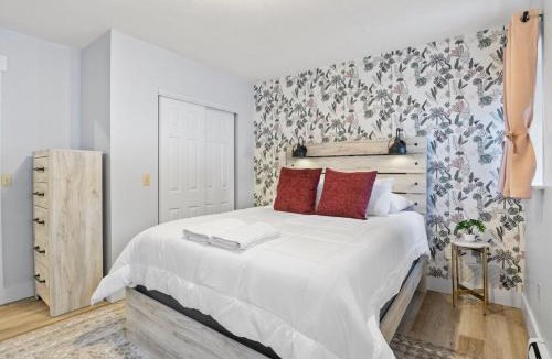 Newfield Apartment | Dual Home Retreat! Walk Between Both! Sleeps 28