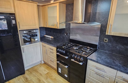 Bingham Ski Chalet | Duddingston 9 Bedroom House - Edinburgh