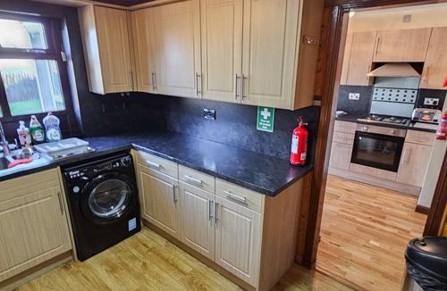 Bingham Ski Chalet | Duddingston 9 Bedroom House - Edinburgh