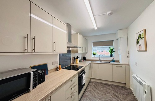 Dudley Apartment | Dudley Apartment with Parking