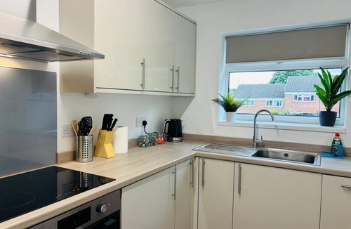 Dudley Apartment | Dudley Apartment with Parking