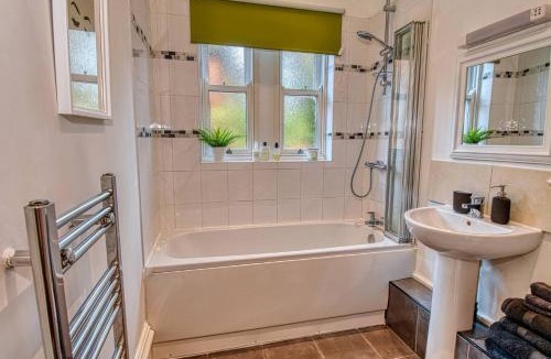 Dudley Apartment | Dudley-Spacious Exec 1 bed - Long stay - Parking!