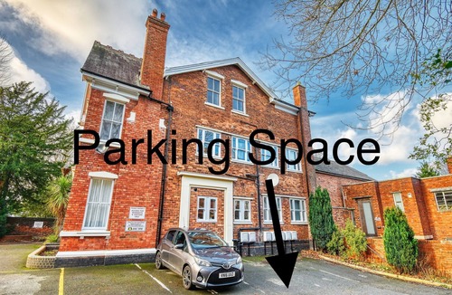 Dudley Apartment | Dudley-Spacious Exec 1 bed - Long stay - Parking!