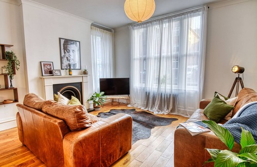 Dudley Apartment | Dudley-Spacious Exec 1 bed - Long stay - Parking!