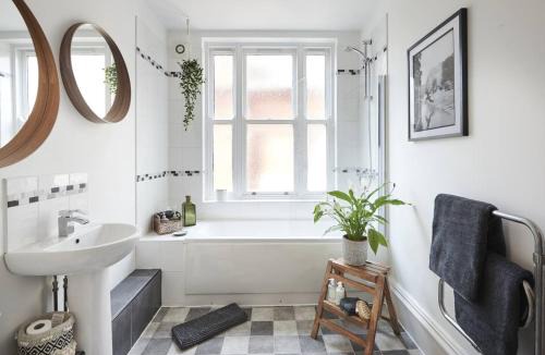 Dudley Apartment | Dudley-Spacious Exec 2 bed - Long stay - Parking!