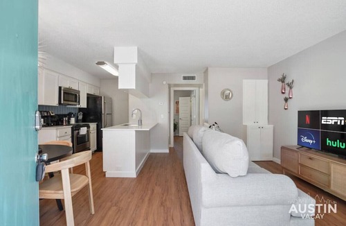 Hyde Park Apartment | Duet #103 xxxxxxxxxx