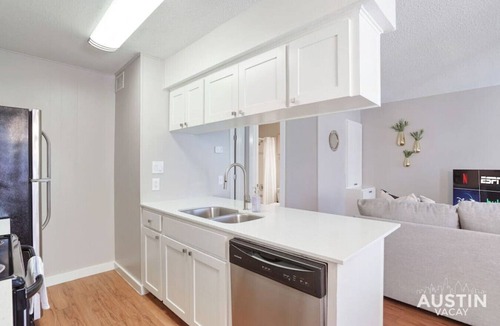 Hyde Park Apartment | Duet #103 xxxxxxxxxx