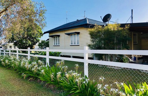 Pialba House | Duk 'n' Willa Beach Cottage