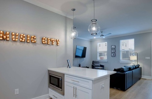 Talbot's Corner Condo | Duke 31 ~ Private Rooftop ~ 12 Mins Downtown & Broadway ~ Free Parking ~ Fast WiFi ~ Rooftop Patio