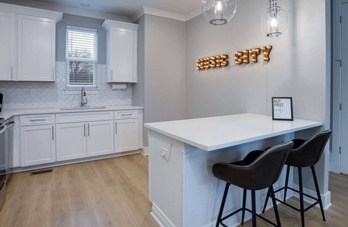 Talbot's Corner Condo | Duke 31 ~ Private Rooftop ~ 12 Mins Downtown & Broadway ~ Free Parking ~ Fast WiFi ~ Rooftop Patio